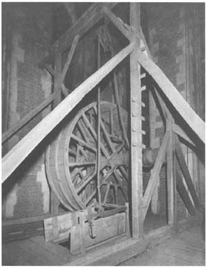 Jeřáb, který využíval otočné kolo pro renovaci katedrály